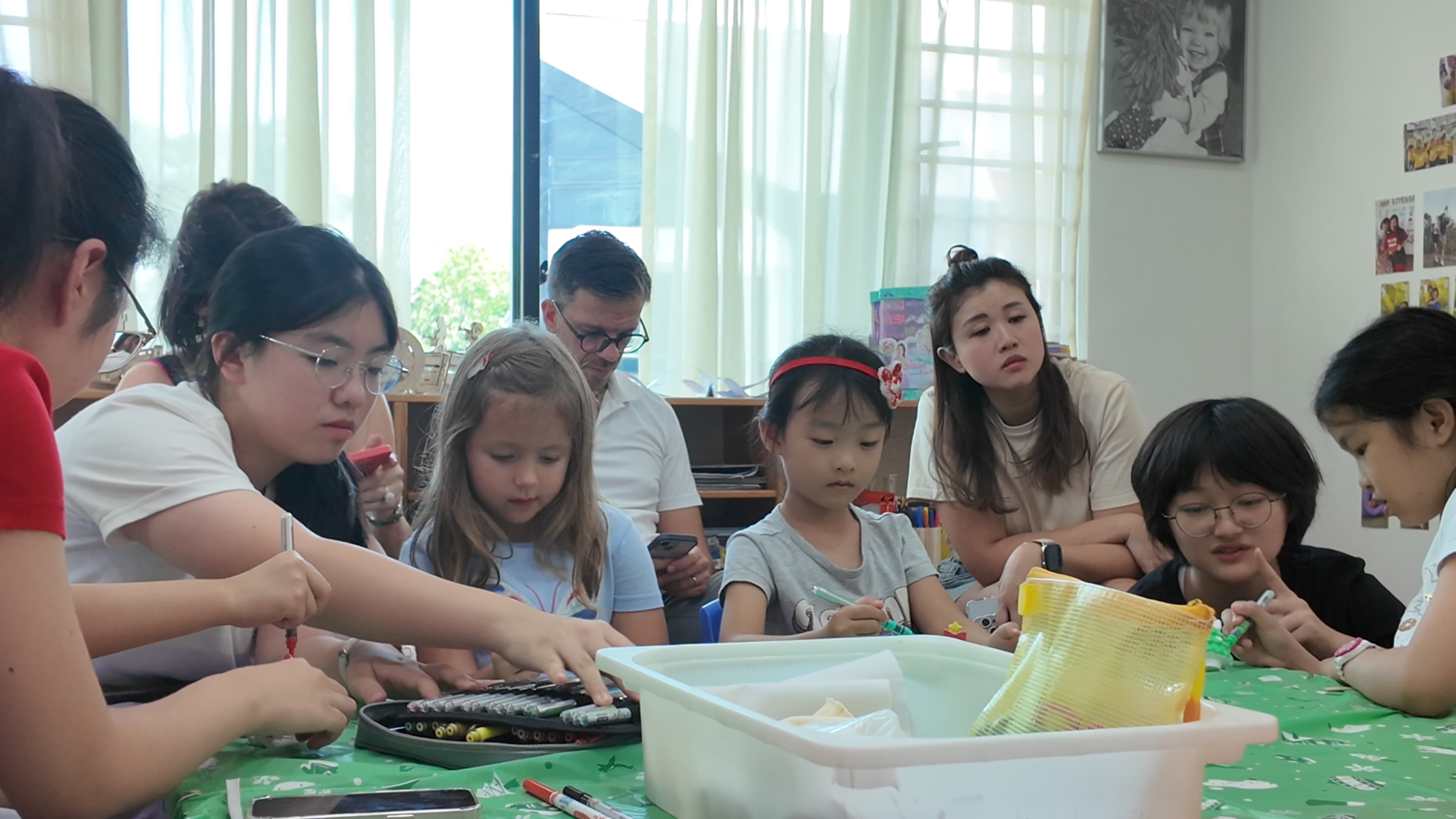 志愿者协助孩子参与活动