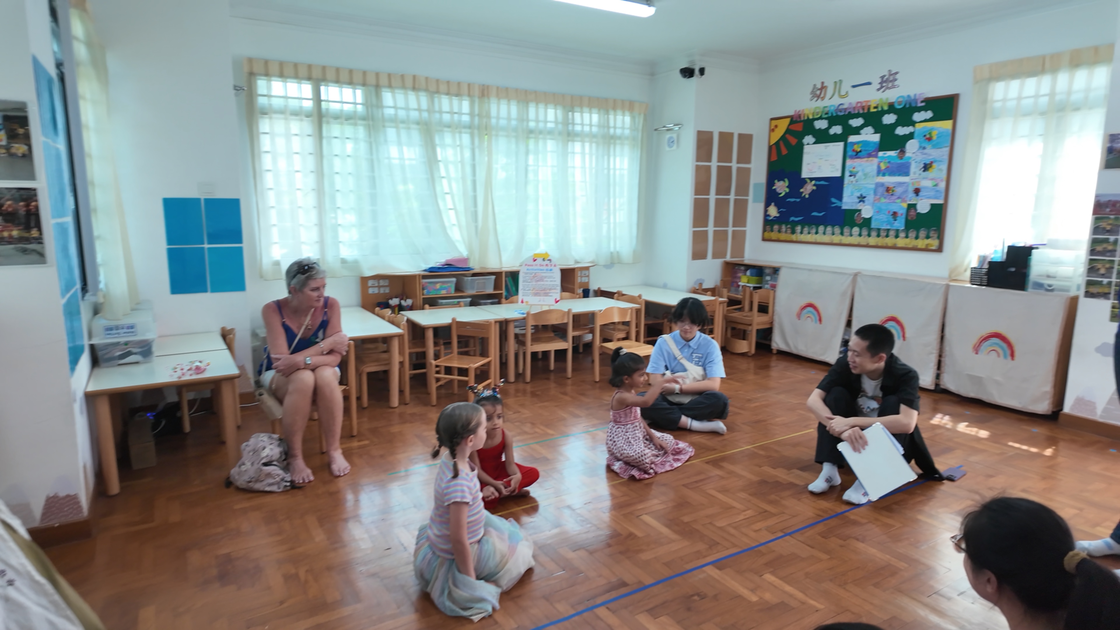 孩子展示自己的艺术作品